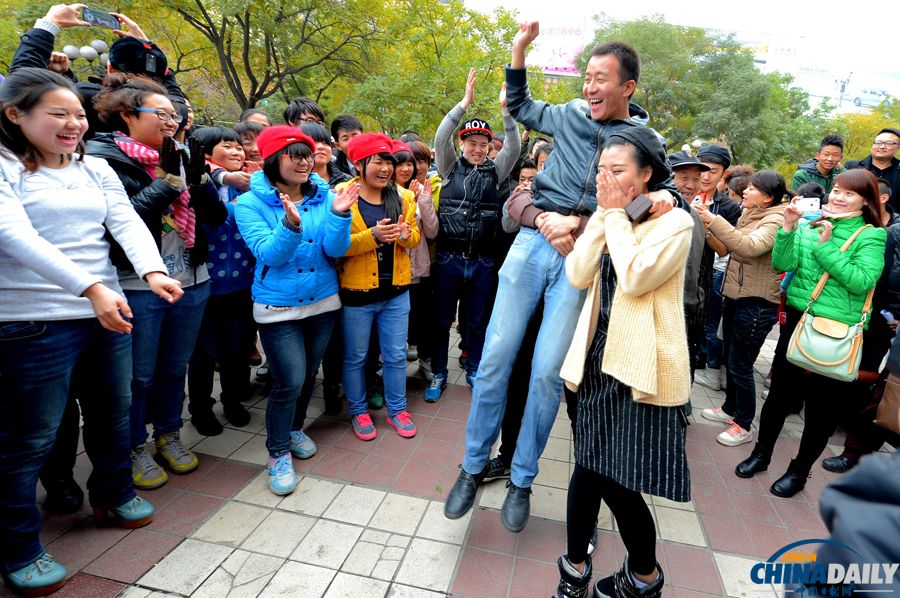 蘭州男子光棍節(jié)“快閃”求婚成功