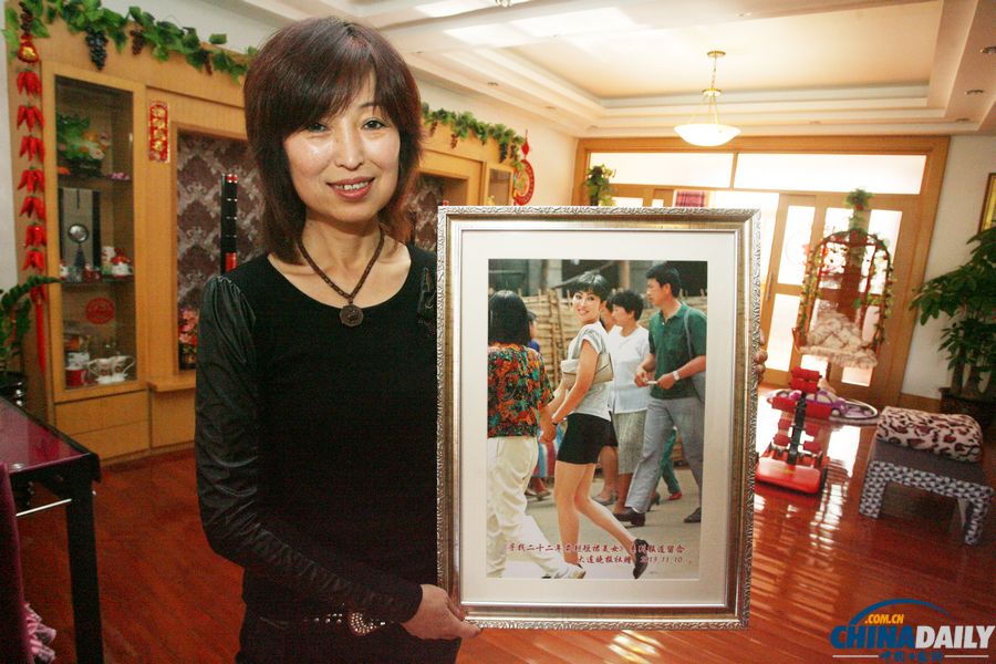 22年前大連短裙女孩找到了：一張老照片背后的故事