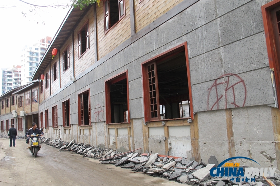 海口“最美違建”仿古建筑群開始自拆