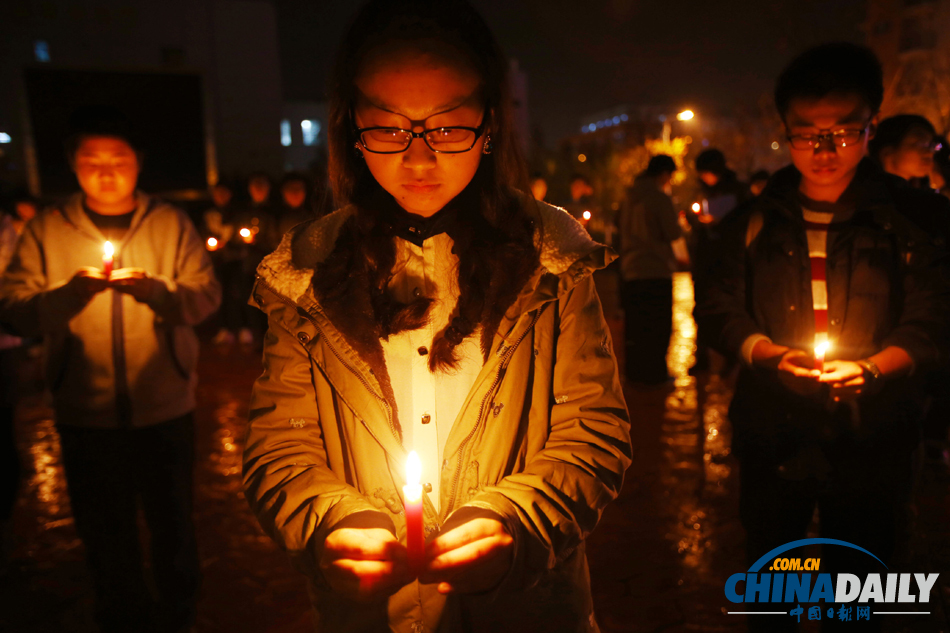 大學生為中石化黃濰輸油管線爆燃事故遇難者默哀