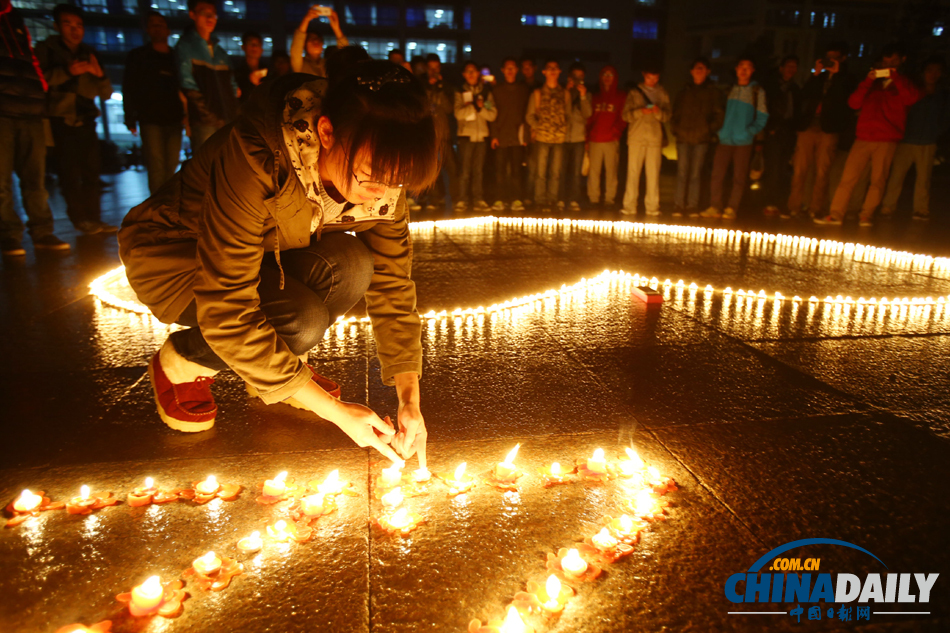 大學(xué)生為中石化黃濰輸油管線爆燃事故遇難者默哀
