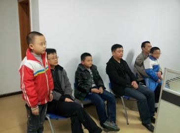 四川“訛人”老太受訪當場下跪：我是被冤枉的(圖)