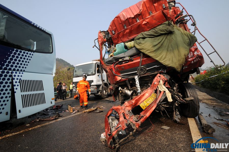 滬昆高速貴州境內(nèi)12車連環(huán)相撞 多人死傷