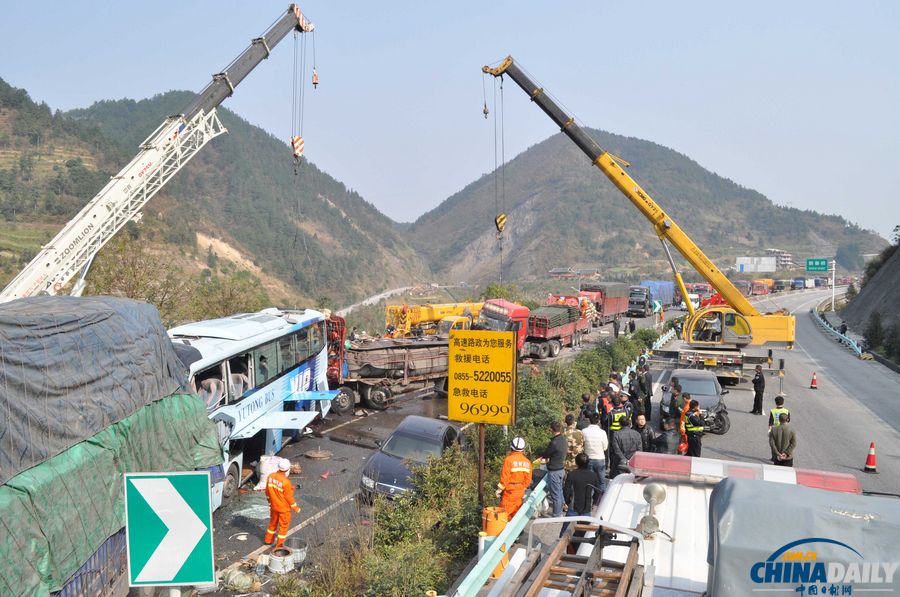 滬昆高速貴州境內(nèi)12車(chē)連環(huán)相撞 多人死傷