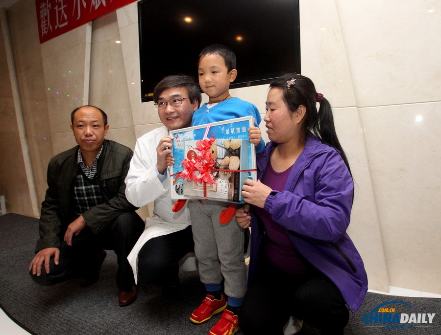 山西被挖眼男童在深圳康復出院并返回老家