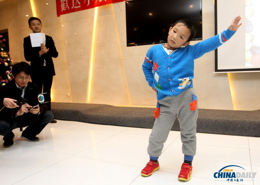 山西被挖眼男童在深圳康復出院并返回老家