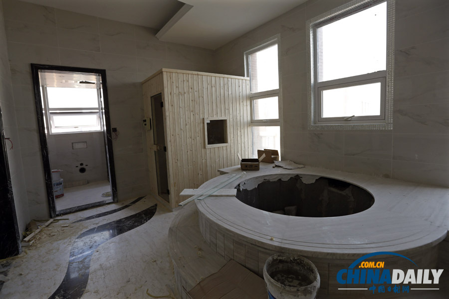 武漢一高層業(yè)主打穿樓頂建“復式豪宅”被城管拆除