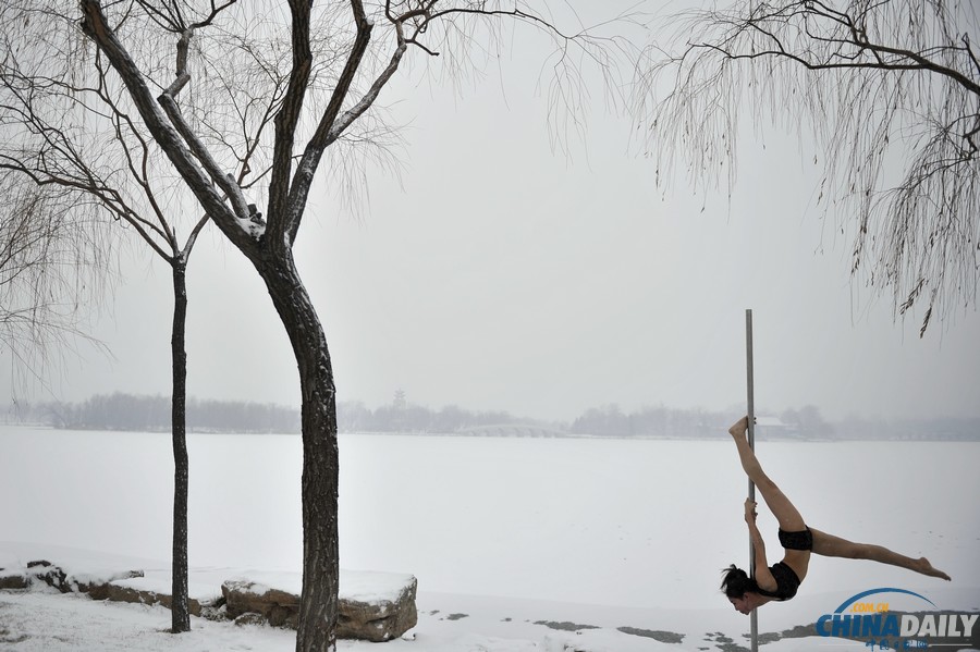 鋼管舞國家隊冰天雪地秀絕技