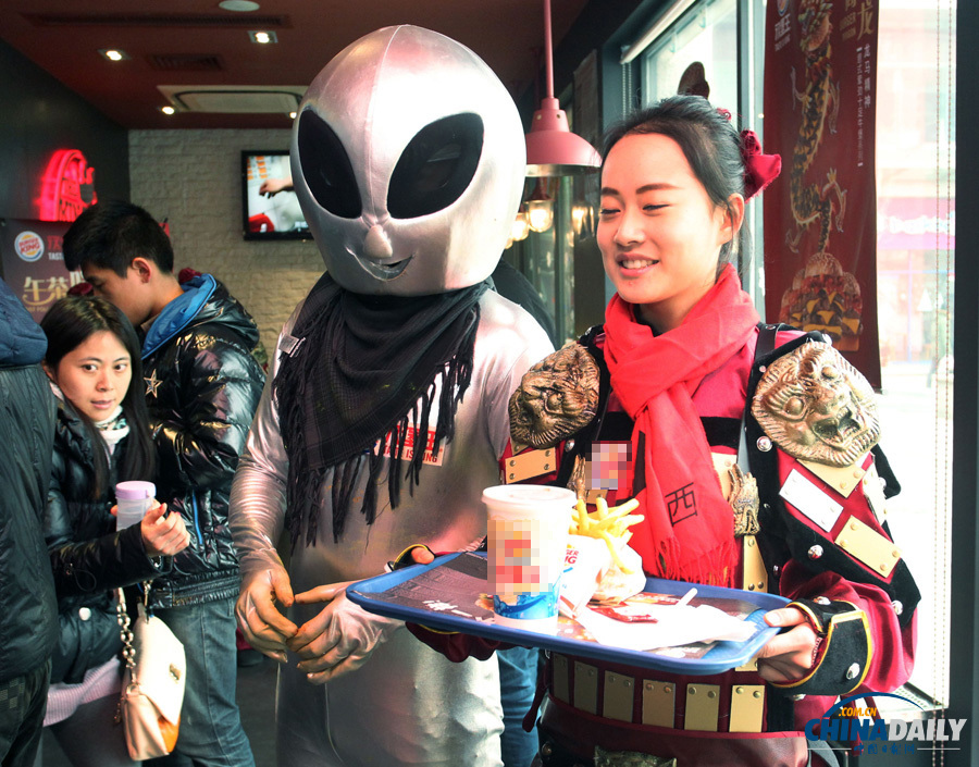 “秦兵俑”攜手“外星人”闖進餐廳當服務員