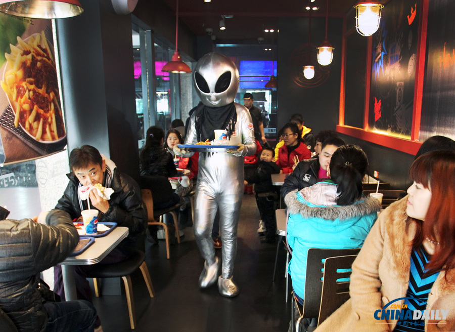 “秦兵俑”攜手“外星人”闖進(jìn)餐廳當(dāng)服務(wù)員