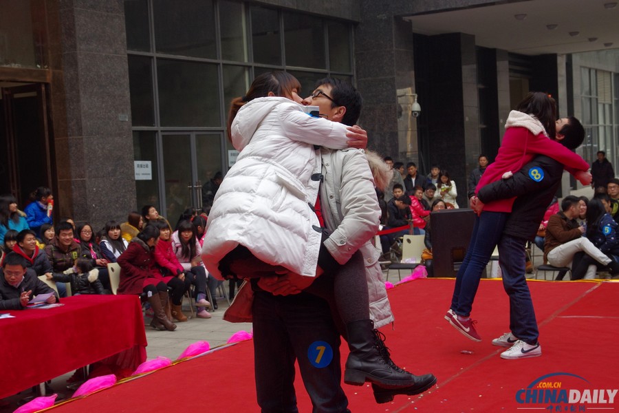 武漢舉辦光谷圣誕之吻情侶KISS大賽