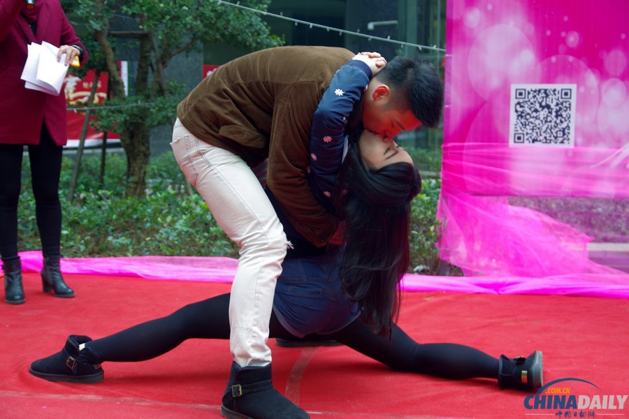 武漢舉辦光谷圣誕之吻情侶KISS大賽