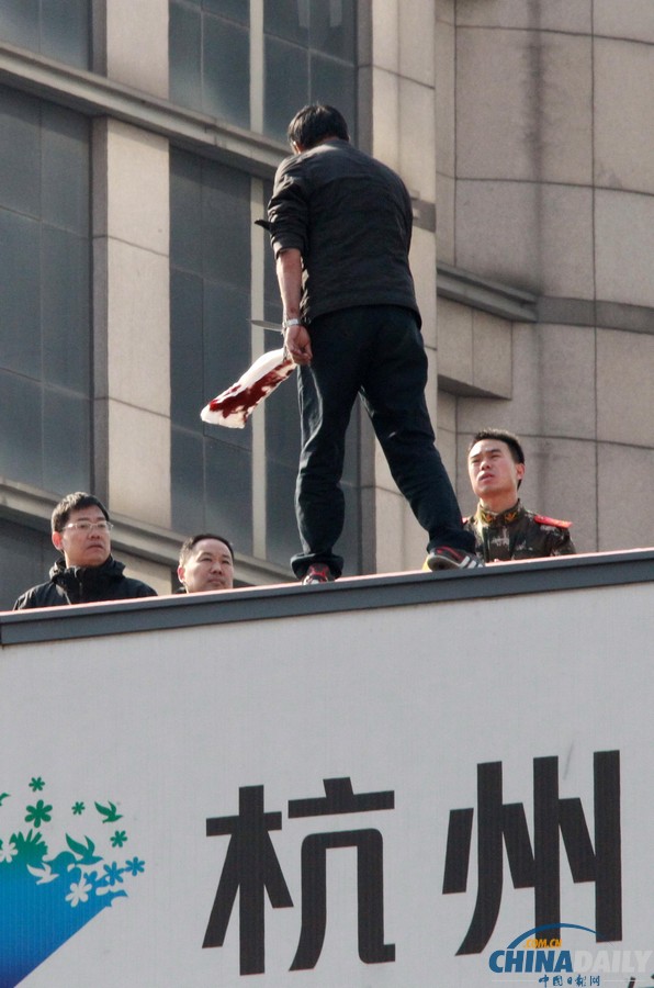 杭州鬧市區(qū)男子手持尖刀跳高架橋 消警聯(lián)手營救