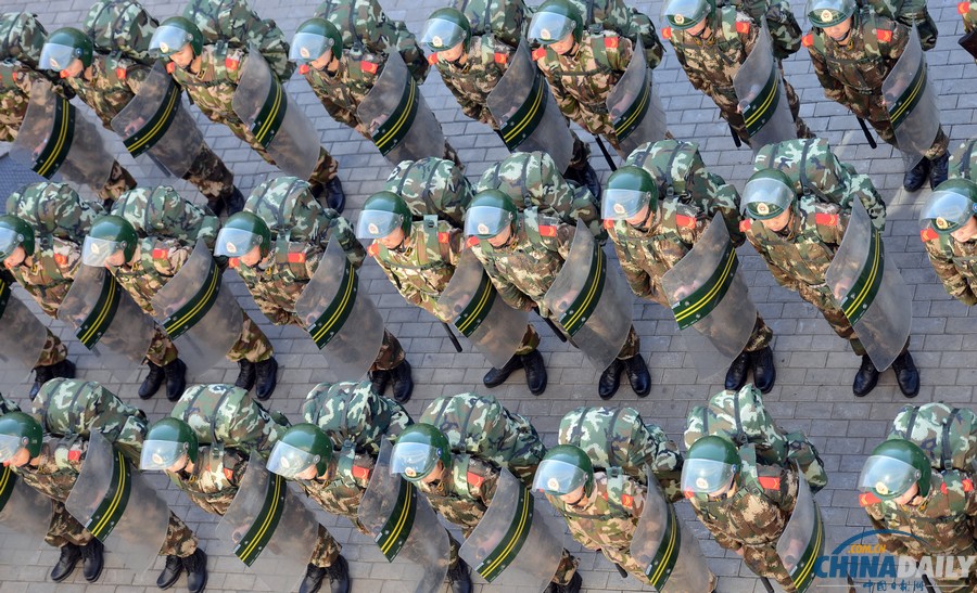 南京武警官兵綜合演練迎新年