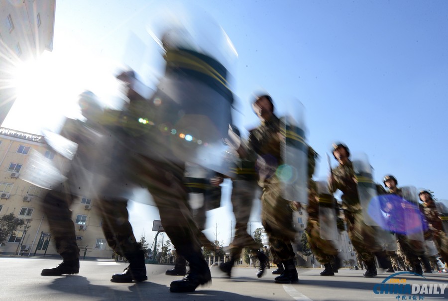 南京武警官兵綜合演練迎新年