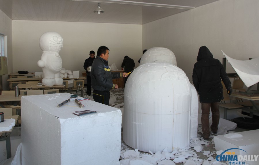 浙江臨安滑雪場用泡沫塑料做雪人