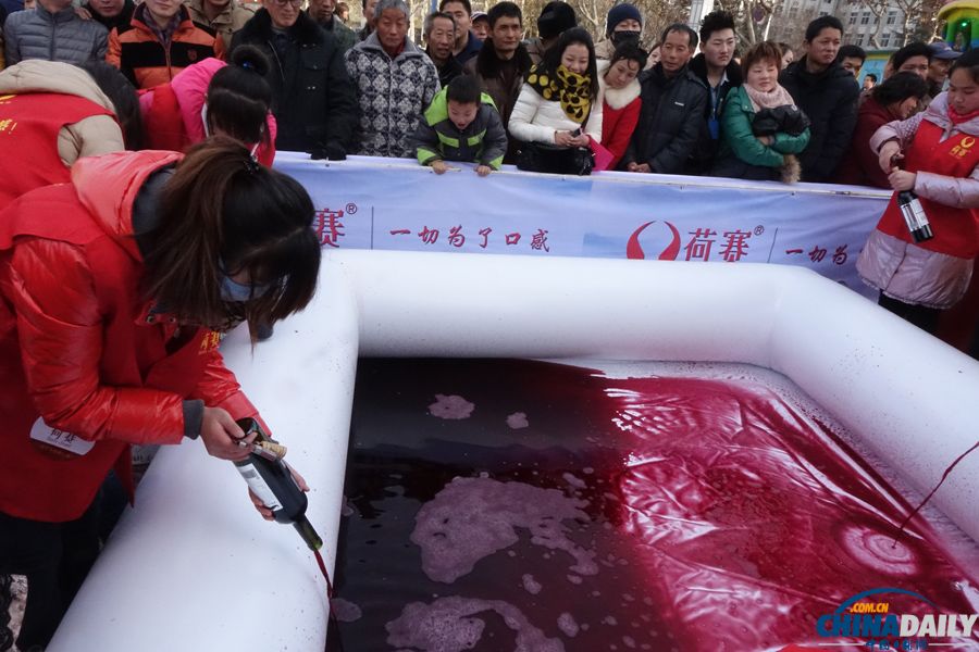 鄭州一企業當眾銷毀700萬元進口葡萄酒 市民嘆“可惜”