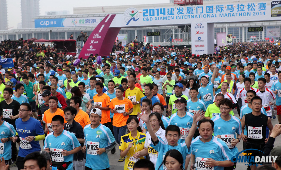 萬人齊跑廈門馬拉松 一選手沖刺抽筋被攙扶