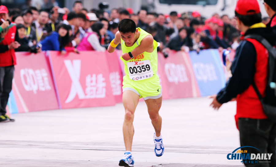 萬人齊跑廈門馬拉松 一選手沖刺抽筋被攙扶