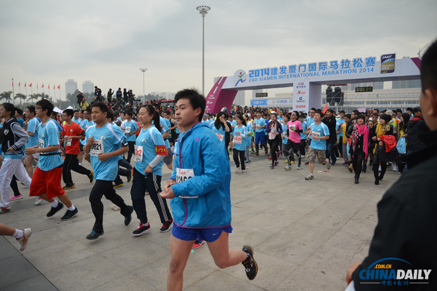 萬(wàn)人齊跑廈門(mén)馬拉松 一選手沖刺抽筋被攙扶