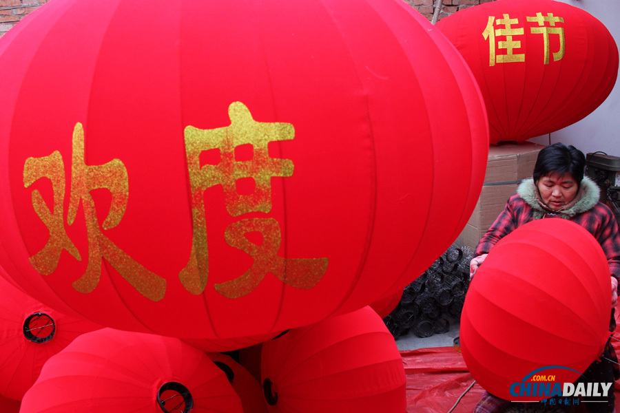 河南溫縣：村民趕制燈籠待過年
