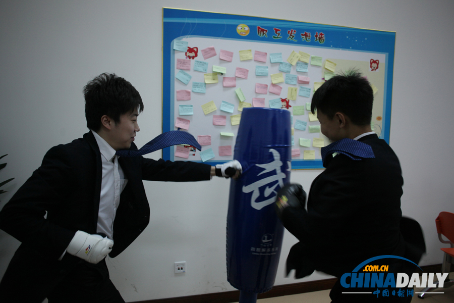 春運高峰期話務量飆升 北京12306訂票中心設員工“發泄墻”