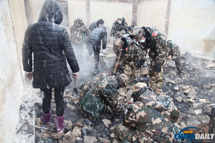 香格里拉大火次日 民眾返回災區尋找遺落物品