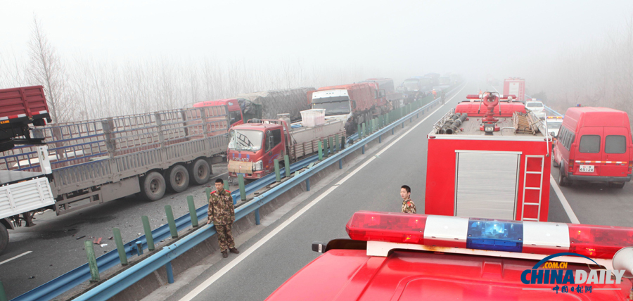 濃霧致滬渝高速公路荊州段22車連環(huán)追尾