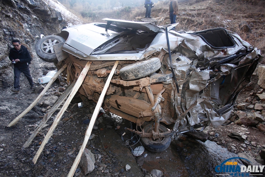 云南一微型面包車墜入深溝 12人全部死亡