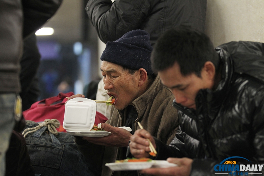 春運(yùn)首日北京遭遇霧霾 旅客因道路擁堵街邊下車
