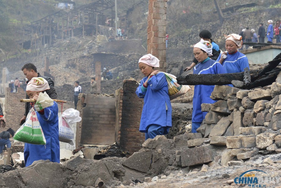 貴州鎮(zhèn)遠(yuǎn)縣報(bào)京侗寨火災(zāi)燒千房 災(zāi)民清理廢墟