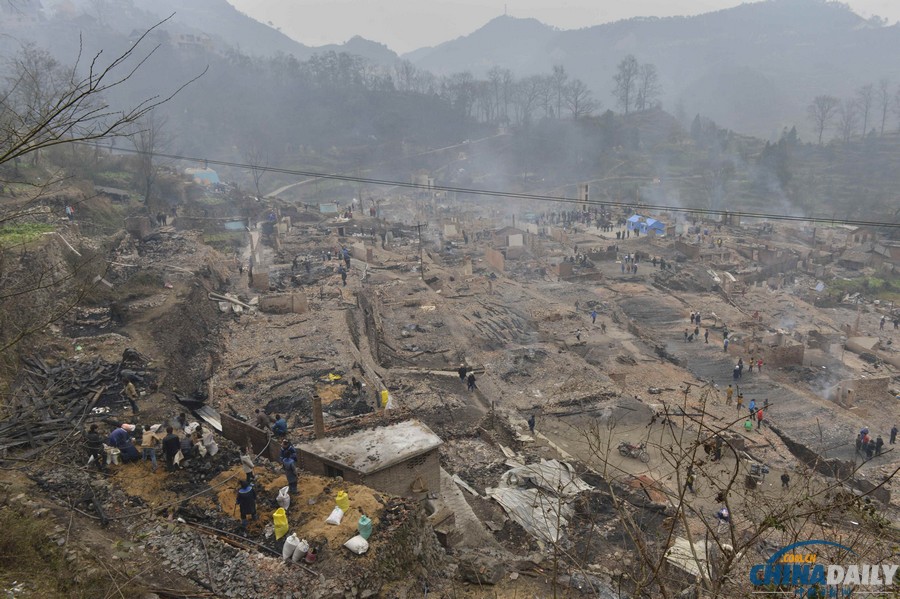 貴州鎮(zhèn)遠(yuǎn)縣報(bào)京侗寨火災(zāi)燒千房 災(zāi)民清理廢墟