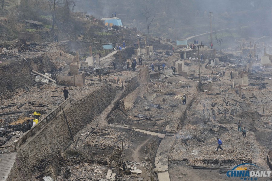 貴州鎮遠縣報京侗寨火災燒千房 災民清理廢墟