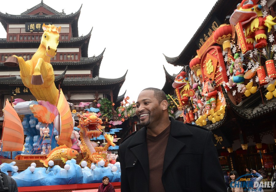 七屆NBA總冠軍球員羅伯特·霍里游覽上海城隍廟