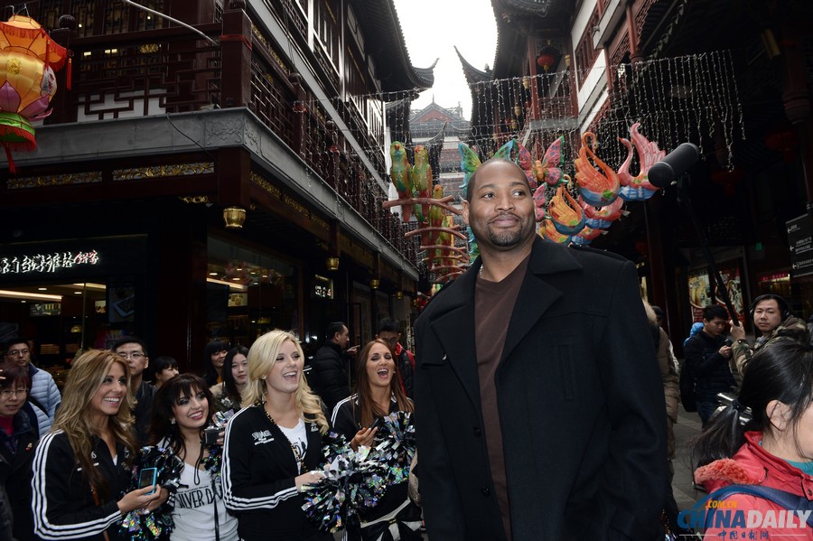 七屆NBA總冠軍球員羅伯特·霍里游覽上海城隍廟