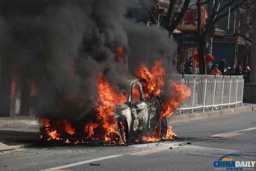 北京一輛寶馬轎車發生自燃 被燒只剩車架