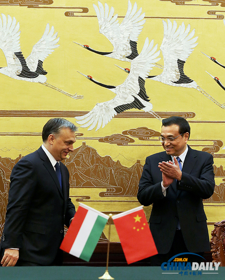 李克強與匈牙利總理歐爾班共同出席簽字儀式