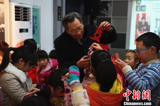 剪紙大師談傳統工美傳承：培養興趣從娃娃抓起