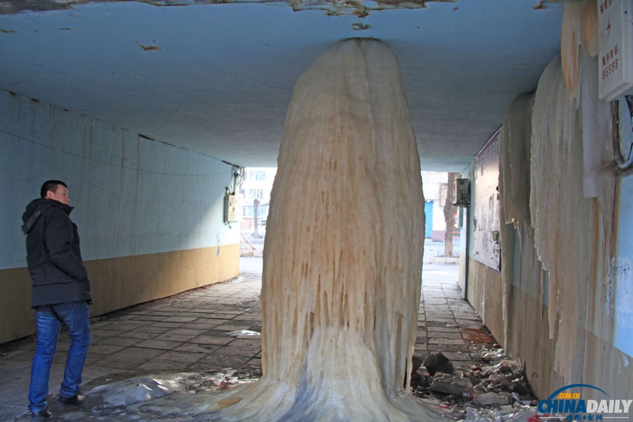 吉林一小區(qū)漏水凍出3米高巨型冰柱