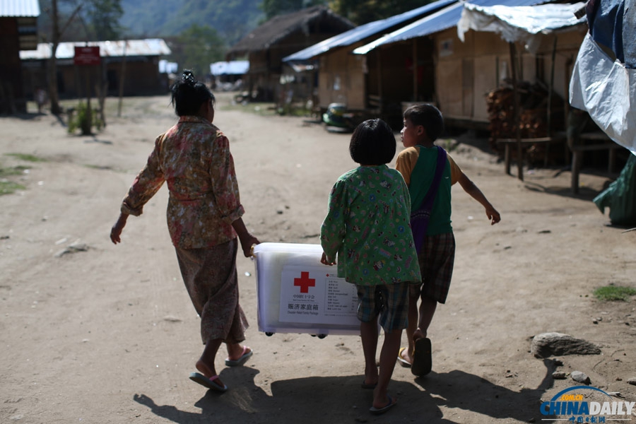 中國紅十字會在緬甸拉咱向克欽地區移交援助物資