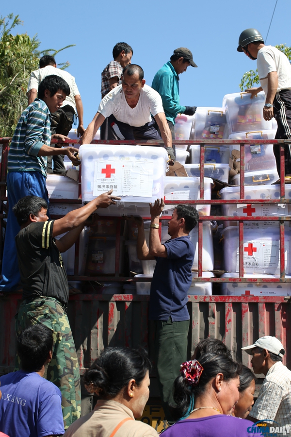 中國紅十字會在緬甸拉咱向克欽地區移交援助物資