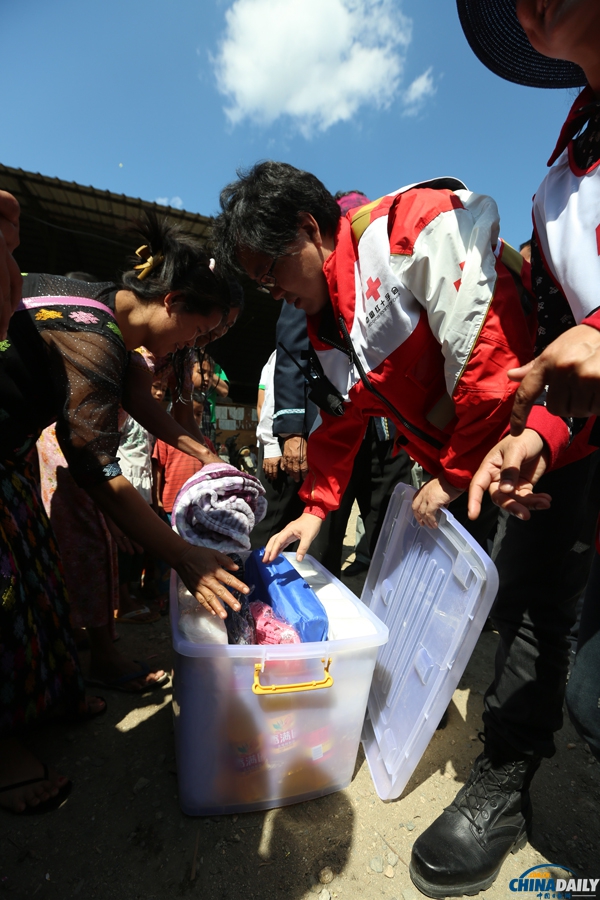 中國紅十字會在緬甸拉咱向克欽地區移交援助物資
