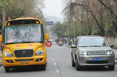 成都司機不避讓校車被攔下 好尷尬：兒子就在這輛校車上