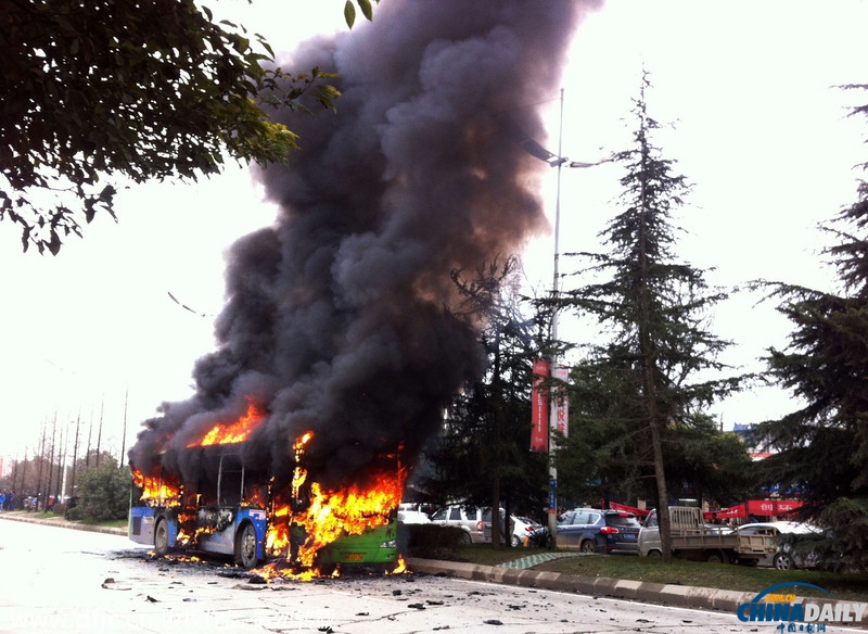 貴陽一輛公交車起火 已致五人喪生