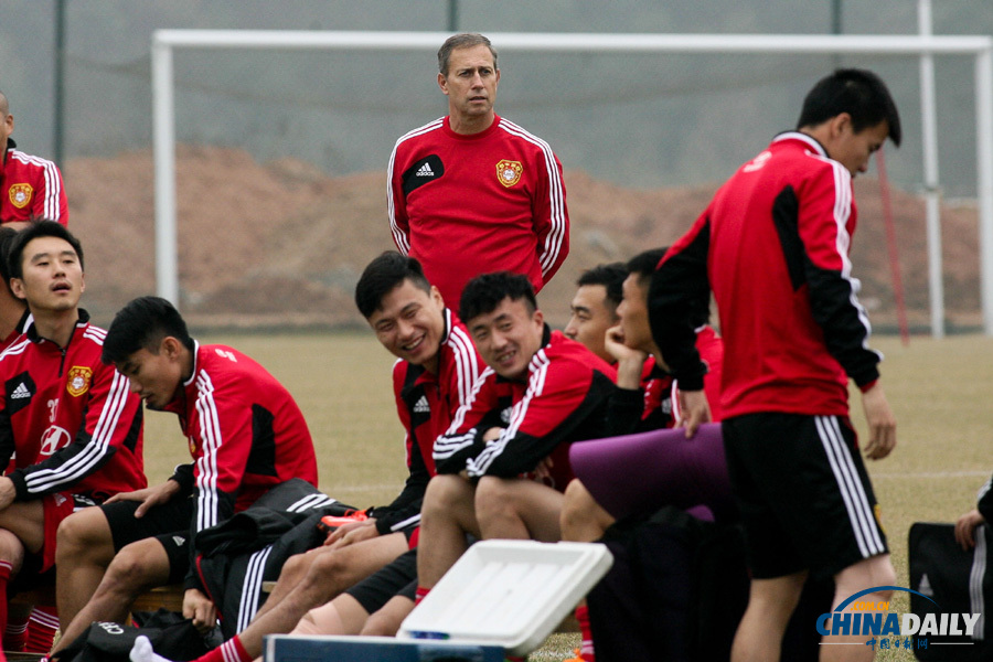 里皮現(xiàn)身國(guó)家隊(duì)熱身賽現(xiàn)場(chǎng) 與國(guó)足新帥佩蘭并肩交流