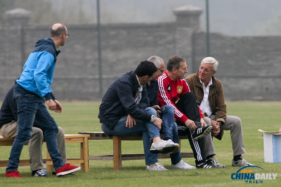 里皮現身國家隊熱身賽現場 與國足新帥佩蘭并肩交流