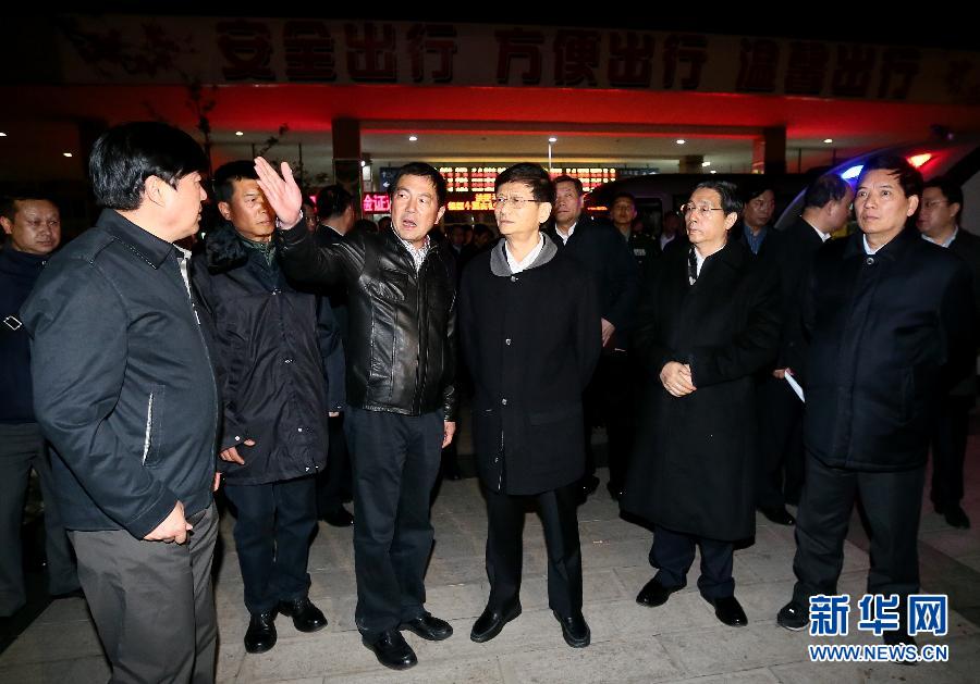 孟建柱在昆明指導(dǎo)“3·01”嚴(yán)重暴力恐怖事件　看望慰問(wèn)受傷群眾和遇難者家屬