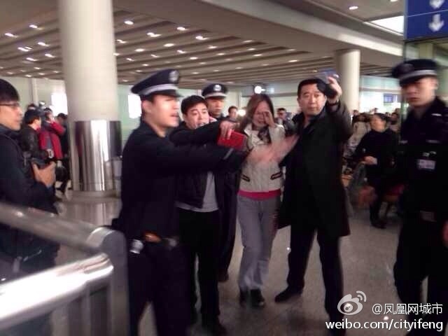 馬來西亞載154名中國人航班失聯(lián) 機場家人焦急等待