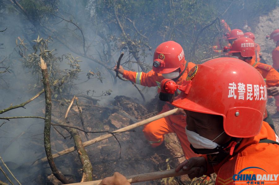云南富民突發(fā)森林火災(zāi) 200名武警撲滅明火