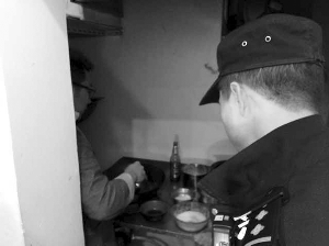 酒駕男連撞7車后躲進(jìn)飯店 假扮廚師炒龍蝦被識破(圖)